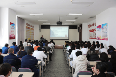 <b>员工分组会商应对步调</b>